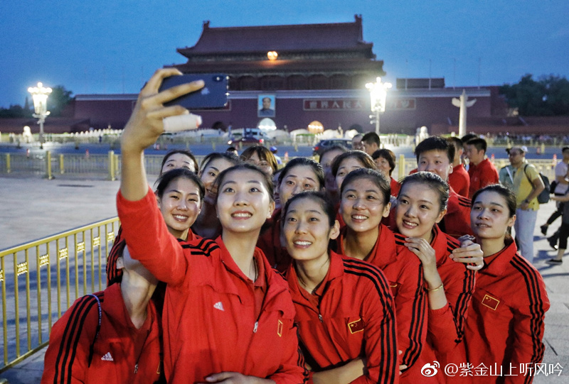 2018年7月4日,中国女排一行来到北京天安门广