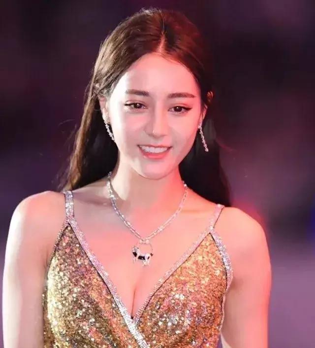 一直以为热巴穿金色裙最好看,直到看到刘亦菲,这才是神仙姐姐