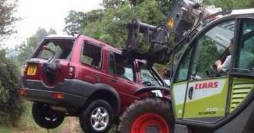 路虎这车子停斜坡没有拉手刹, 结果车主得去河里找车