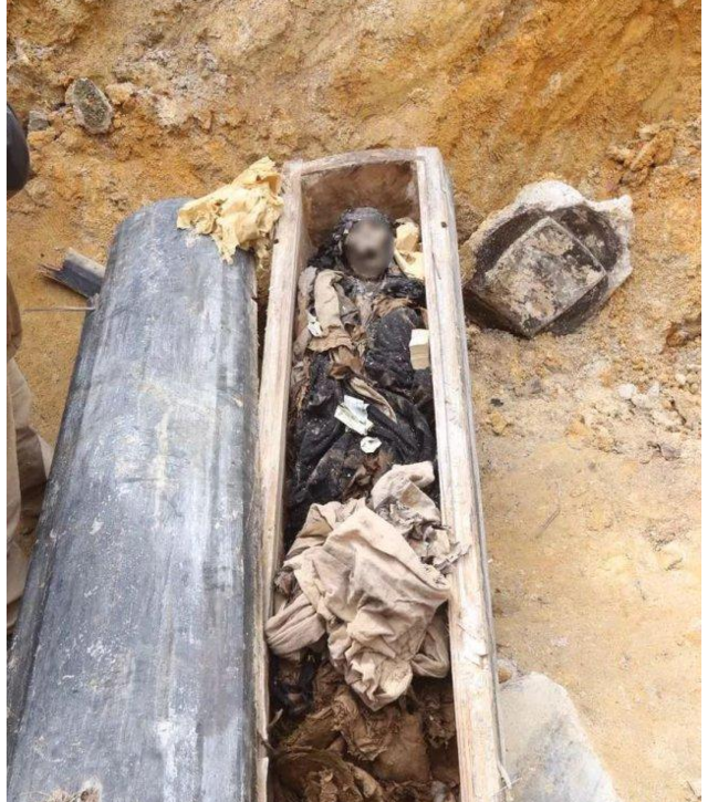 村民修路挖出一棺材,肉身衣服没腐烂,脸上的东西让人看了崩溃!