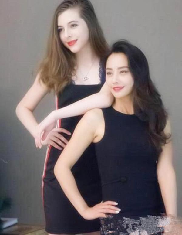 马雅舒和14岁女儿同框，阿迪雅比妈妈还风情万种，网友:颜值真高
