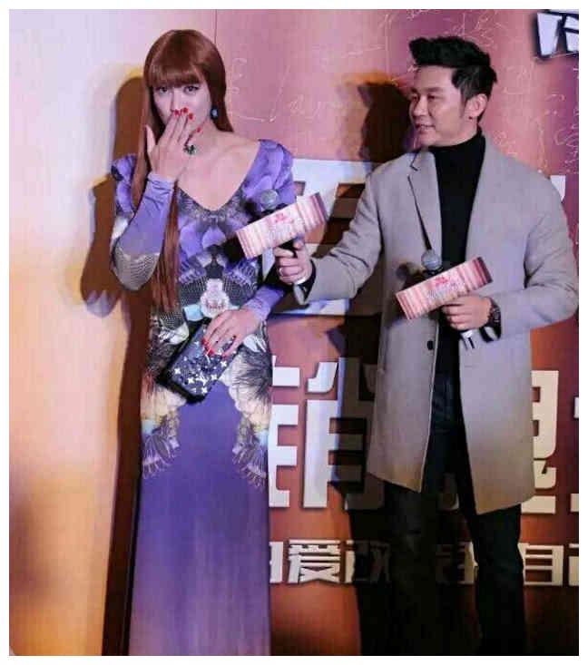 李晨与新“女友”走活动，女伴颜值看呆众人，简直比范冰冰还美