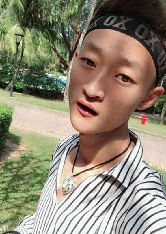 快手主播户外搭讪,向女孩索吻遭对方男友暴打