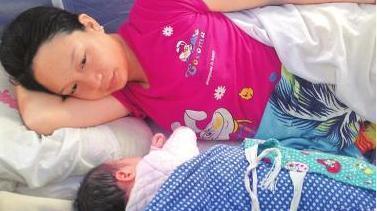 宝妈生产前有些反常, 医生的询问让两亲家在产