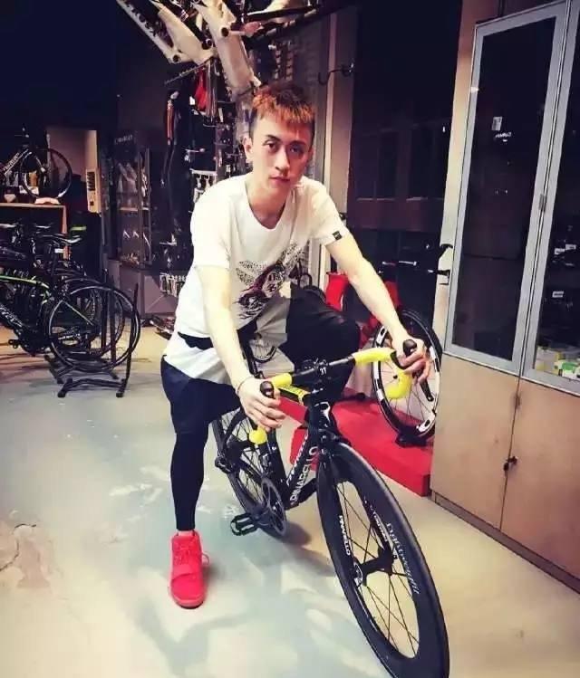 比王思聪有钱! 他一块手表能买一辆超跑! 千万