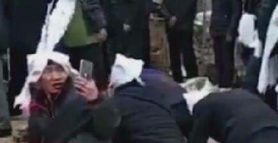 男子哭丧现场拿起手机拍视频发朋友圈,连遭亲