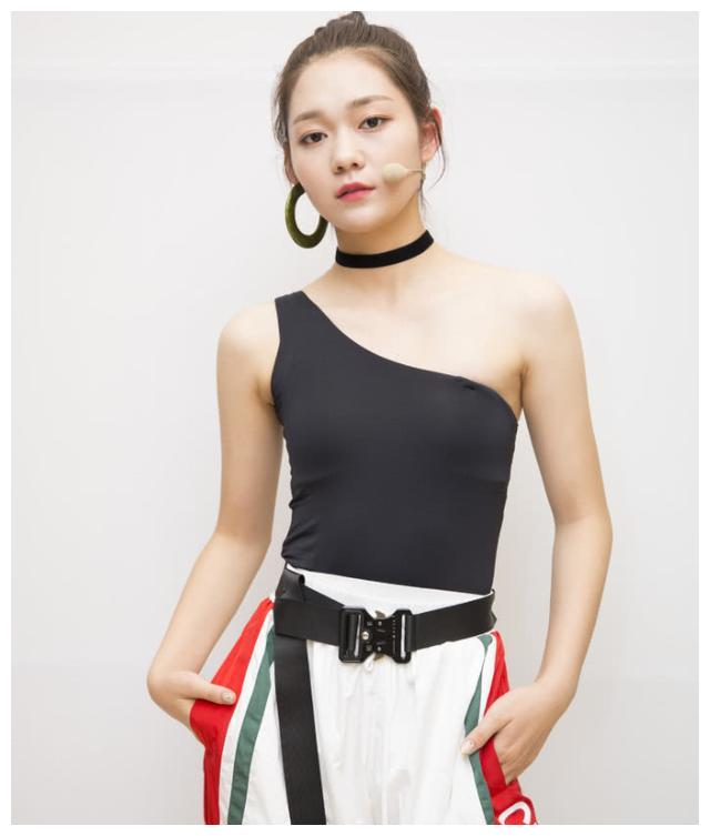 火箭少女们的写真来袭,吴宣仪穿得最个性,而段奥娟最让人惊艳!