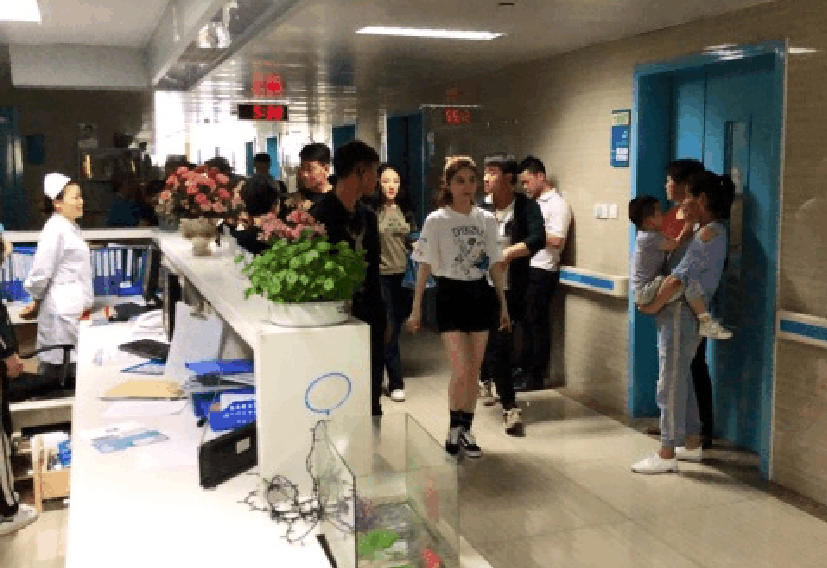 医院偶遇景甜拍戏,一身黑色短裙大白腿美到让