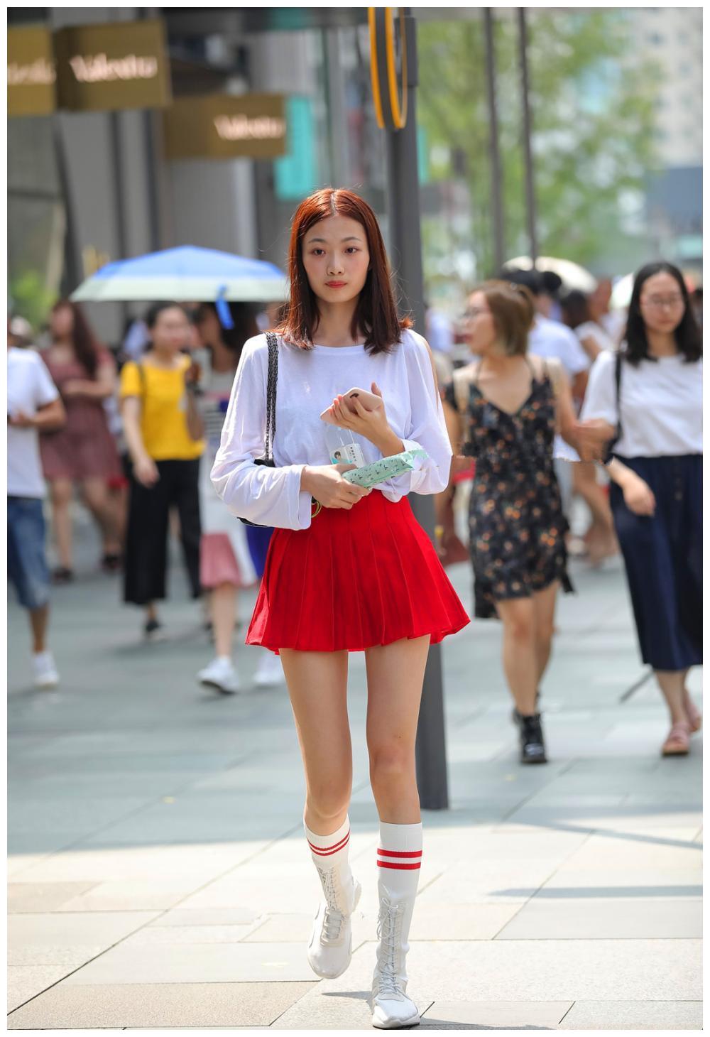 街拍:秀丽长腿女孩，性感的百褶裙，秀出好身材!