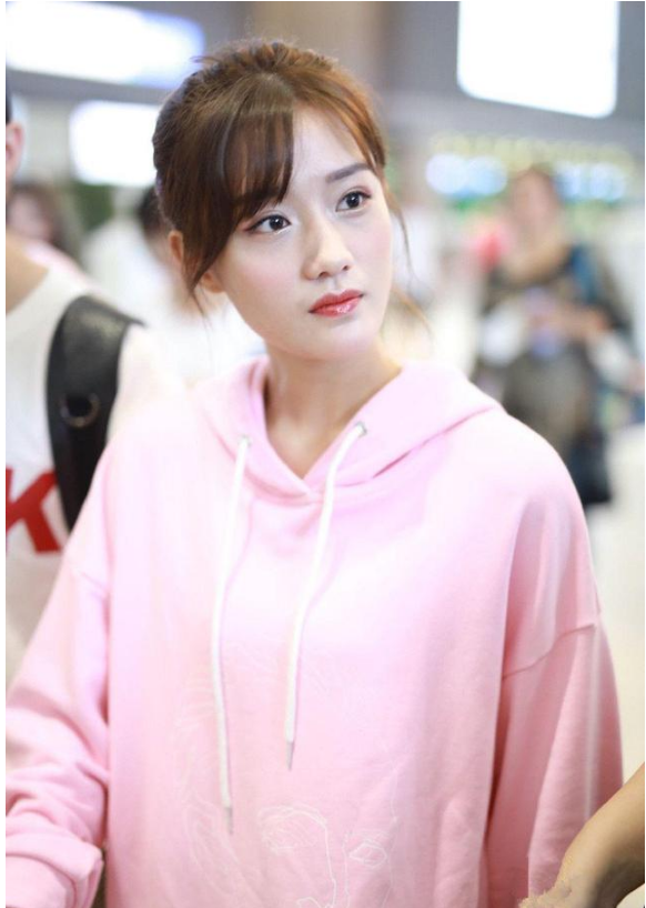 创造101陈意涵穿粉色连帽卫衣现身机场 嘟嘴