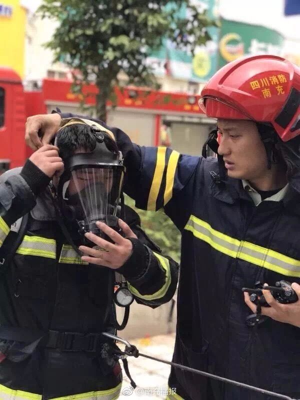 达州好一新商贸城火灾3天未灭 网友拍的这些瞬