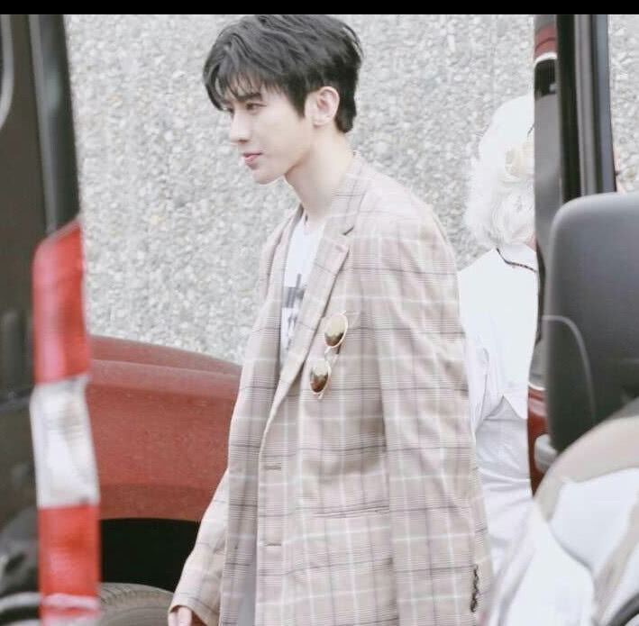 蔡徐坤参加音乐节被误传穿着西装外套去蹦迪