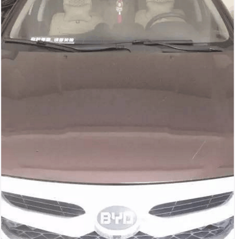 比亚迪停路边天窗被砸, 车主很高兴当场奖励了肇事者五千块钱