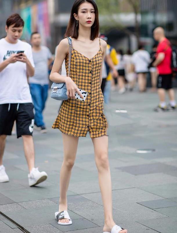 街拍:小姐姐脚心白皙身材丰满,是人见人爱的皮肤美女美女痒搔痒图片