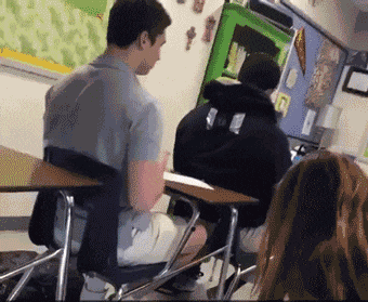 住一楼的好处,有可能获得一个免费泳池 gif