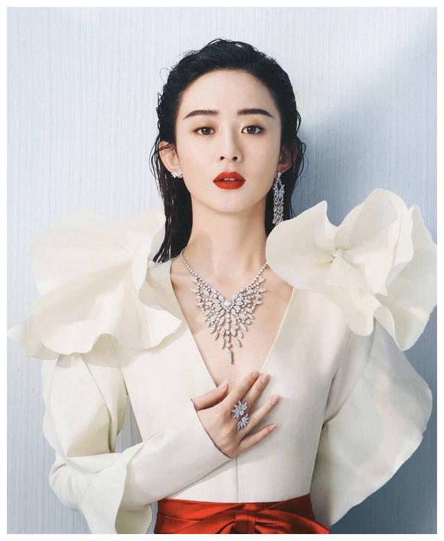 赵丽颖二登上芭莎,造型霸气,两次的不同谁更惊艳你?