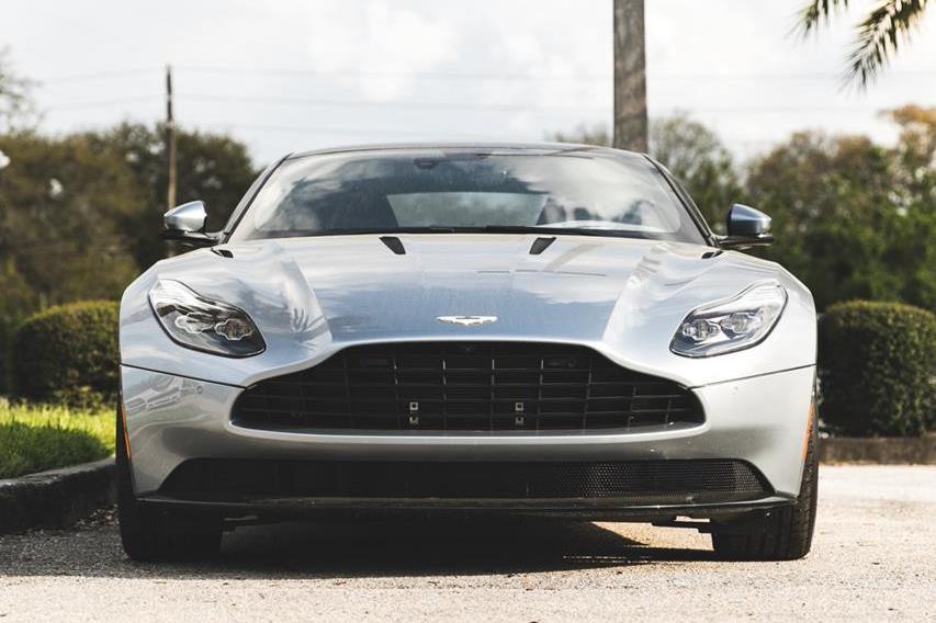 阿斯顿马丁：英伦式奢侈风，真正的西装暴徒