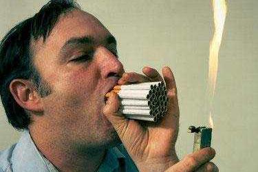 26岁男子,一天抽4包烟, 凌晨突发意外, 全力抢救