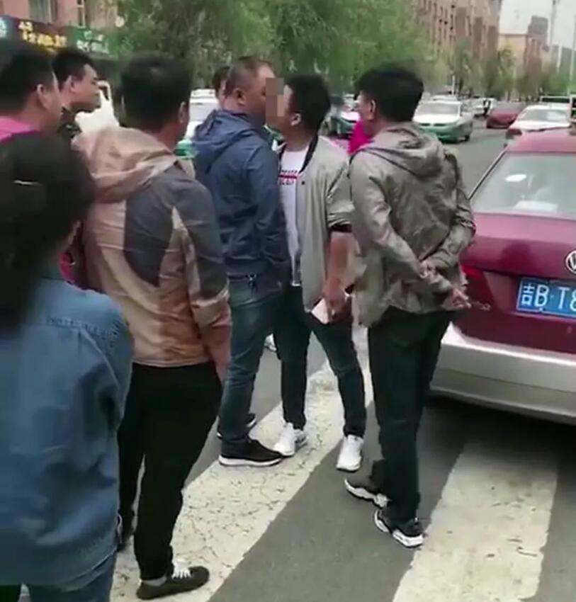 网友爆料:两男子吵架 当街"亲吻"