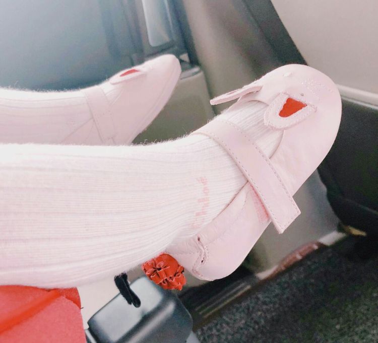 陈赫女儿正面照首度曝光,呆萌可爱神似张子萱