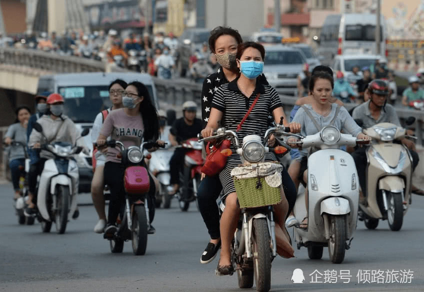 这两座边境城市属于越南,每日频繁来往的中国