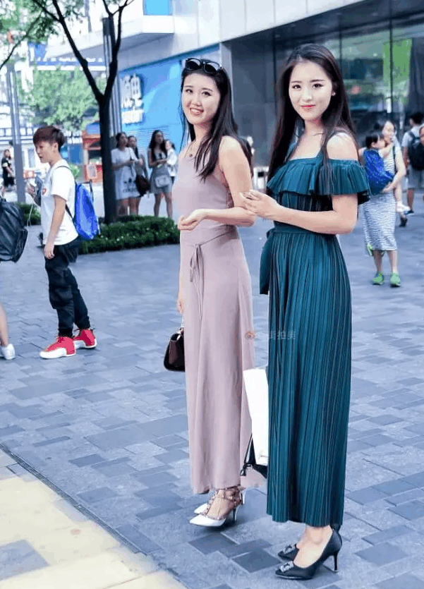 街拍美女: 清晨也有高颜值的姐妹花, 美腿秀