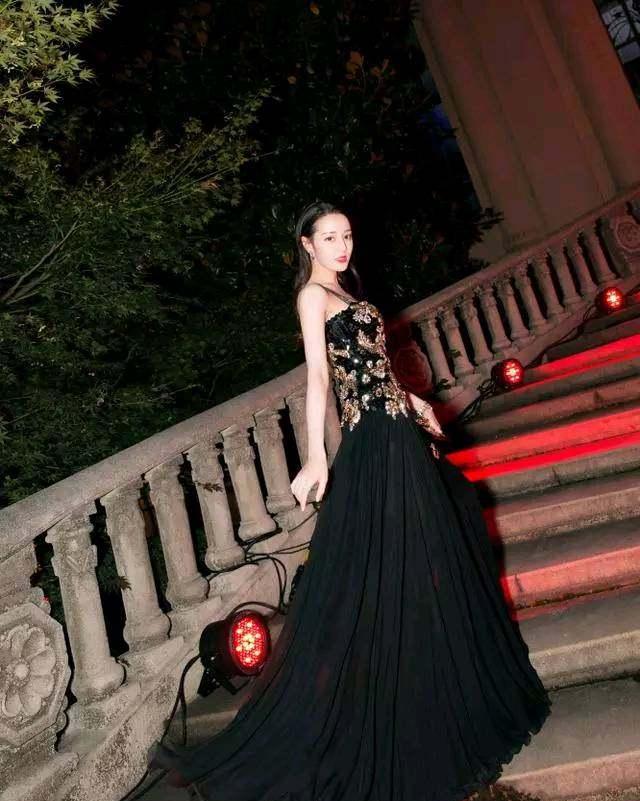 迪丽热巴身穿一袭吊带长裙美落天仙!特别是灵动的双眼