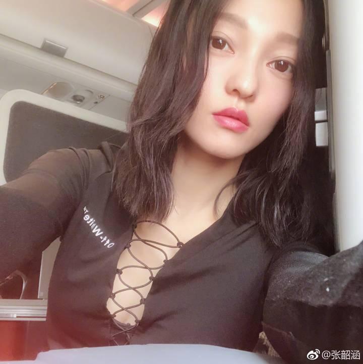 张韶涵衣着性感颜值回归,网友:又一个网红脸