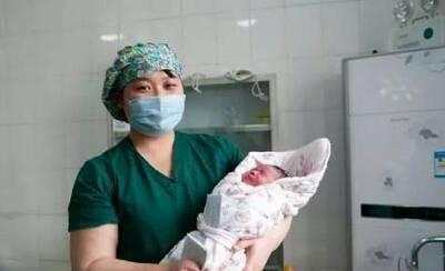 50岁孕妇二胎怀双胞胎,孩子出生却少一个,丈夫急哭医生却笑了