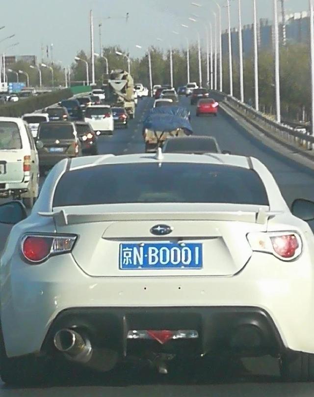 偶遇改装斯巴鲁小跑，NB的不是车，而是那幅真正NB的车牌！