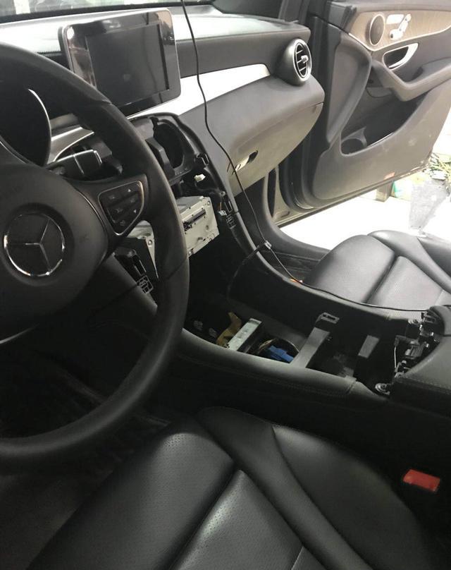 辉哥好基友给奔驰GLC300加装原厂氛围灯 车内果然高端了很多