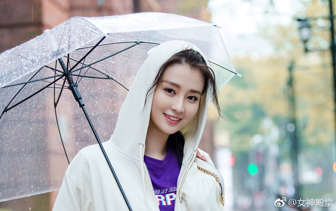 乔欣的街拍时刻,悠闲的雨中漫步,大长腿太惊艳了。