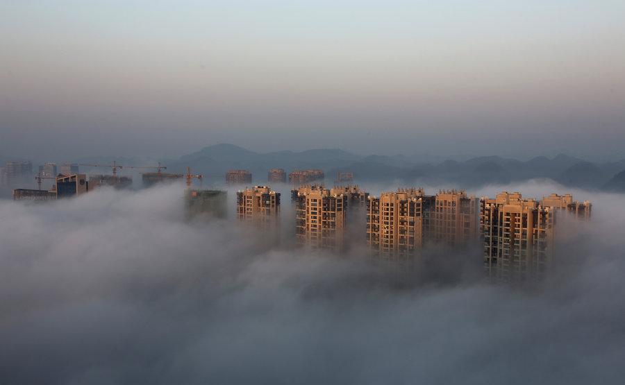 唯美云海氤氲安徽黄山 城市宛若"空中幻境"