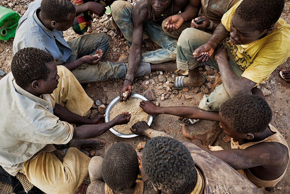 非洲一"黄金"国:大人小孩都挖黄金,却吃不饱饭