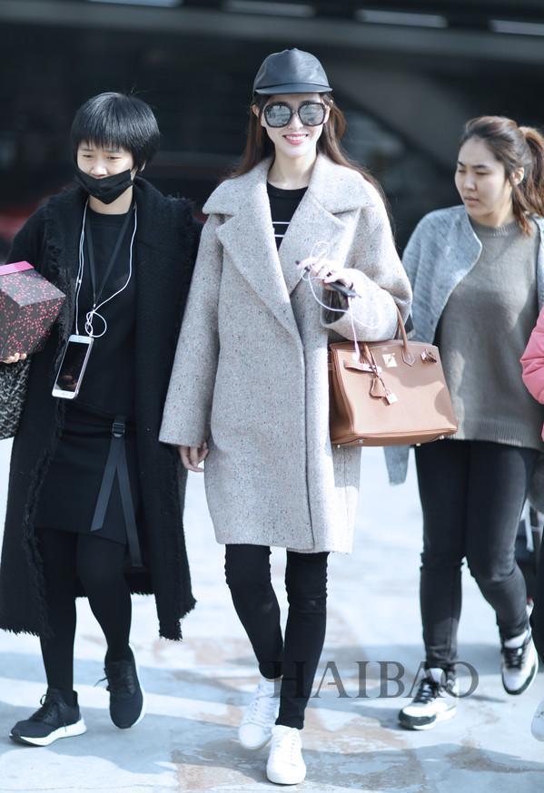 灰色大衣搭配万能小白鞋 利落又出彩