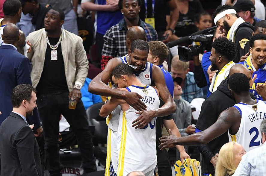 心疼库里!FMVP颁给杜兰特有争议?11位投票记