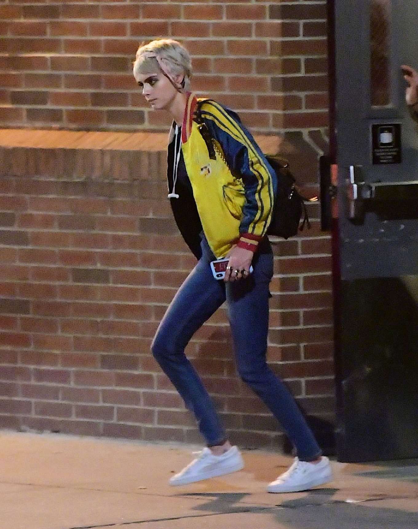 ne 和Ashley Benson 在纽约离开 Lucky Strike 被