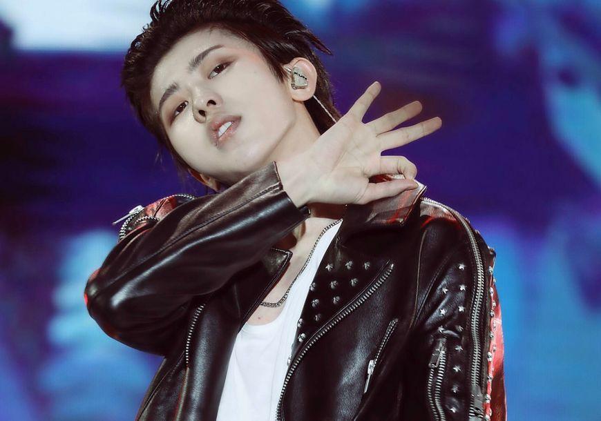 朱正廷穿西装, Justin穿卫衣, 蔡徐坤穿皮衣, 粉丝