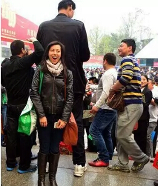 “十堰小巨人”关涛，身高达2米28，做什么样的工作才能养活他