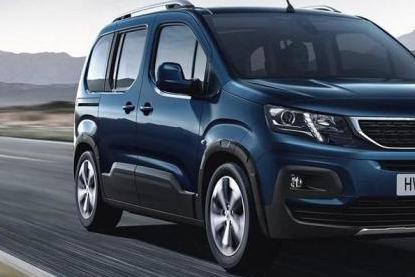 能开去西藏的标致面包车，内饰够五菱追50年的，天窗堪称梦幻