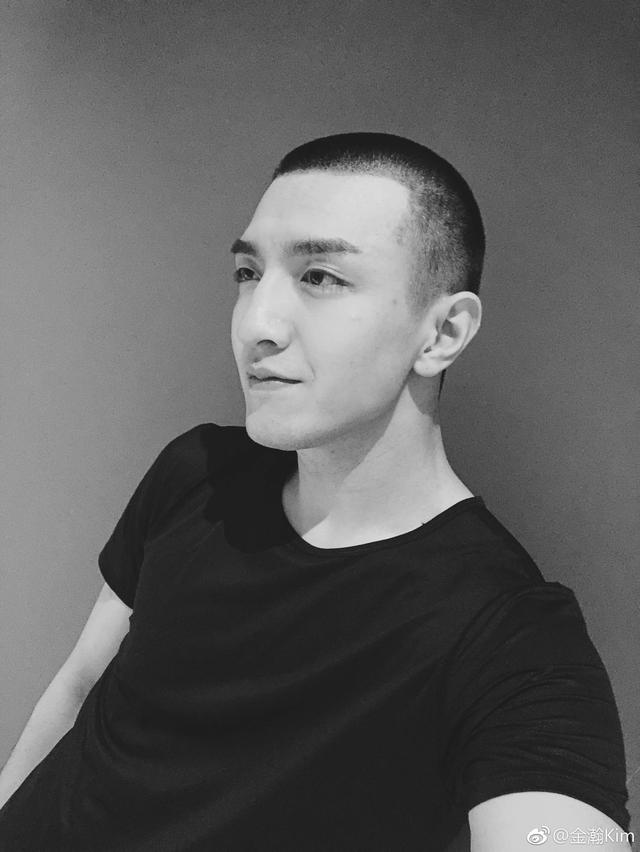 金翰发微博遭网友调侃,您的好友赵丽颖举着刀