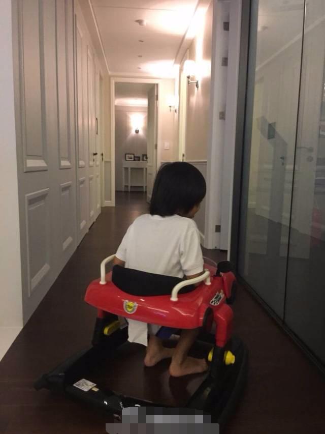 林志颖带kimi开卡丁车,黑米葛格超兴奋,家里客