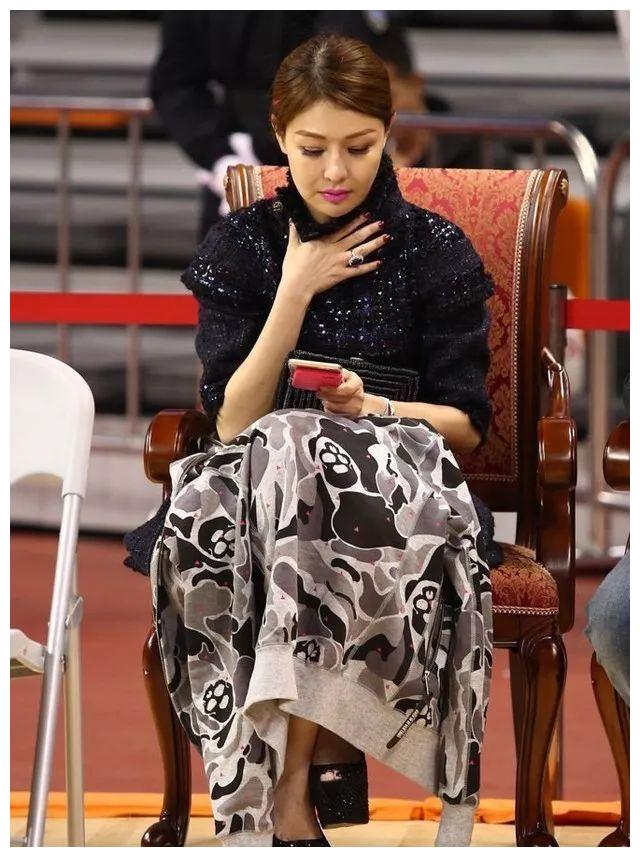 CBA气质老板娘VS中超最美女老板,谁是你心中