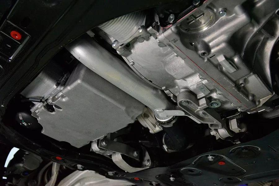 前悬铝合金双叉臂，后悬铝合金+板簧，XC60底盘性价比超高！