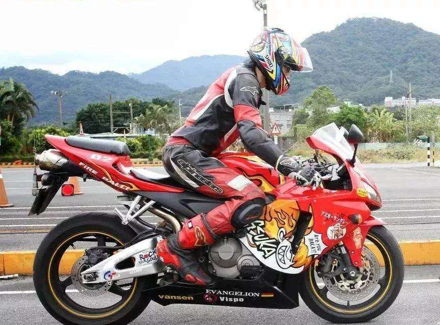 摩托车刹车时,到底是前刹安全还是后刹安全?