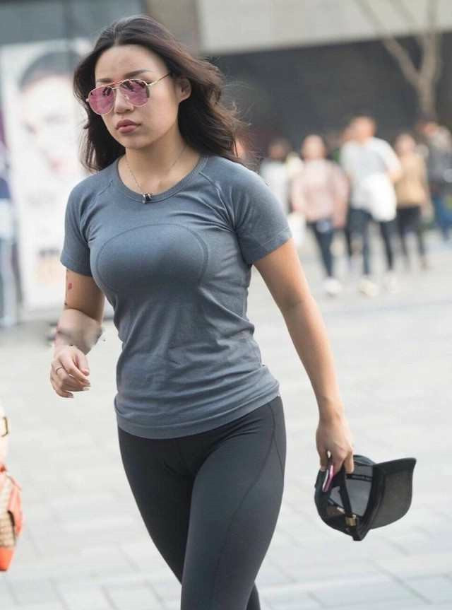 东莞街拍,这6位丰满的小姐姐,哪一个最适合做老婆_新浪看点