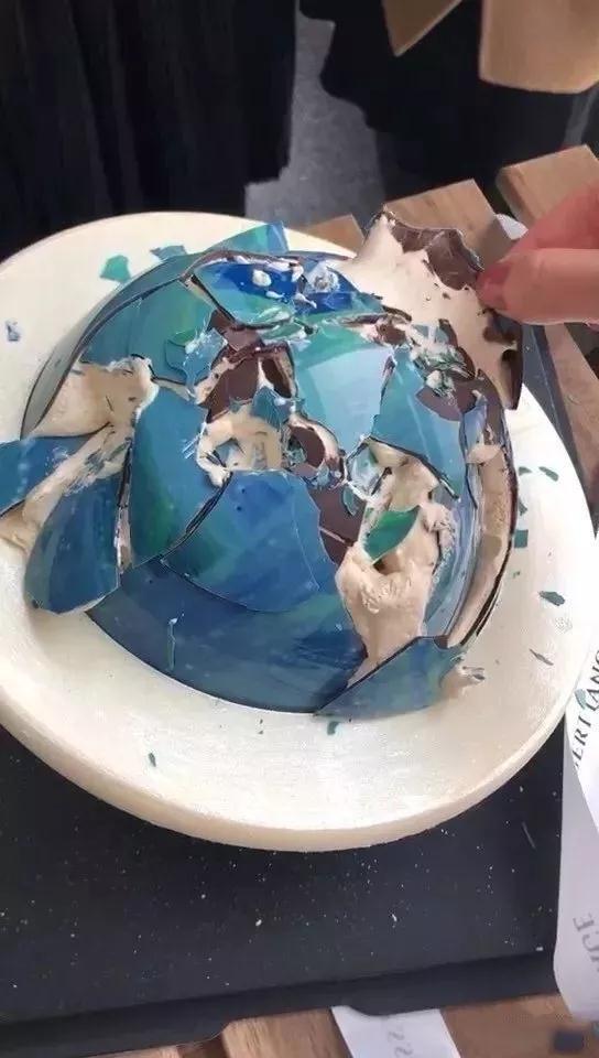 最新款私房蛋糕:需要锤子敲着吃的高颜值星球蛋糕!