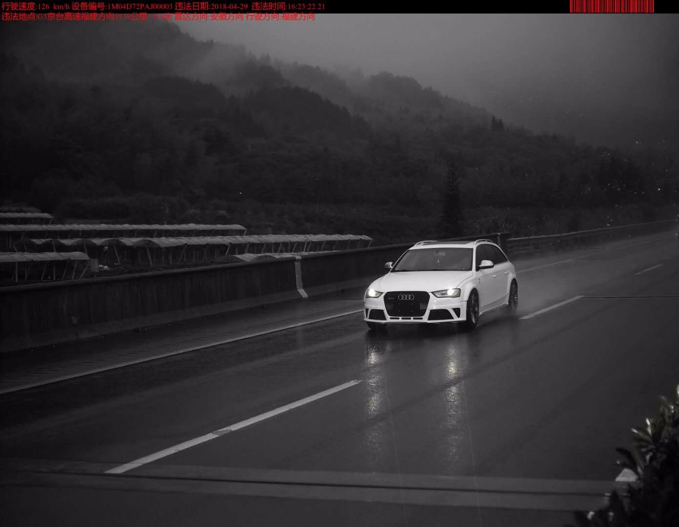 高速公路不是赛道 临牌也不是护身符 赛车手超