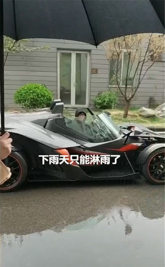这款跑车100多万,车顶都没有,最怕下雨,冬天出门冷的受不了