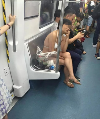地铁女子只穿内衣内裤上车,全身上下难以直视